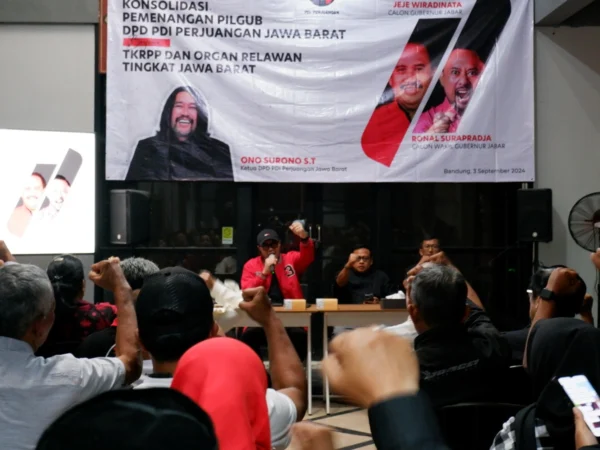 DPD PDI Perjuangan Jabar menggelar rapat konsolidasi pemenangan Pilgub Jabar untuk pasangan Jeje-Ronal dengan organ relawan di Sekretariat TPD Jalan Pelajar Pejuang 45 Bandung, Selasa (3/9).