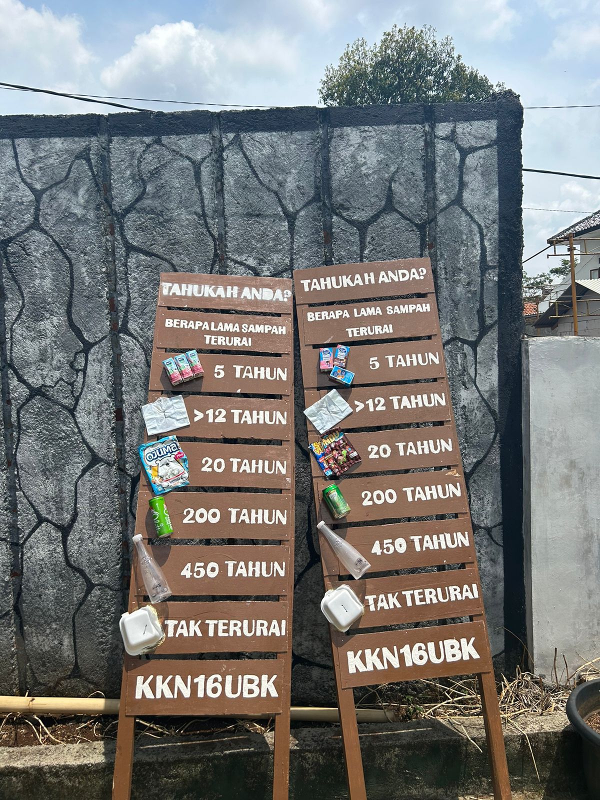 Pembuatan Plang Sampah (Foto: Mahasiswa KKN Bhakti Kencana Kelompok 16)