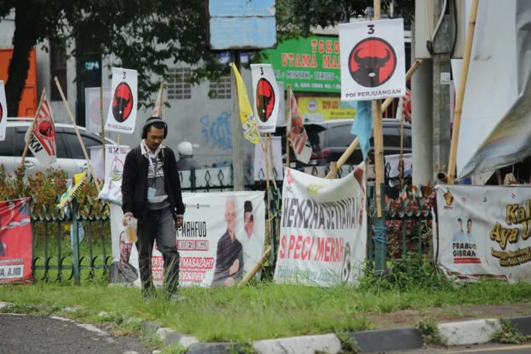 Alat Peraga Kampanye (APK) Parpol memenuhi ruas trotoar di kawasan Bunderan Cibiru, Kota Bandung, beberapa waktu lalu. (Dok. Jabar Ekspres)