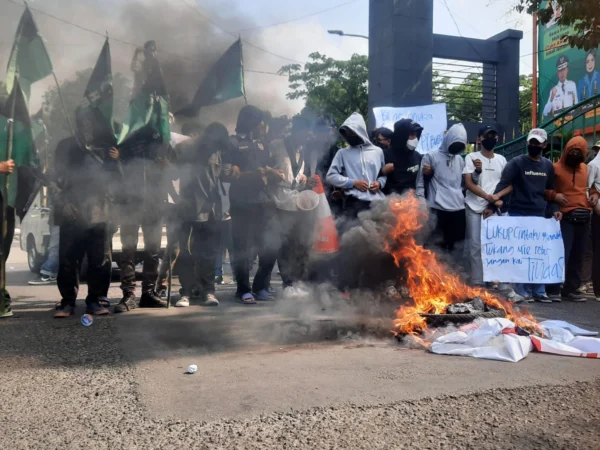 Aksi demo mahasiswa dan pedagang di Puncak, Jumat (6/9) kemarin. Foto : Sandika Fadilah /Jabarekspres.com