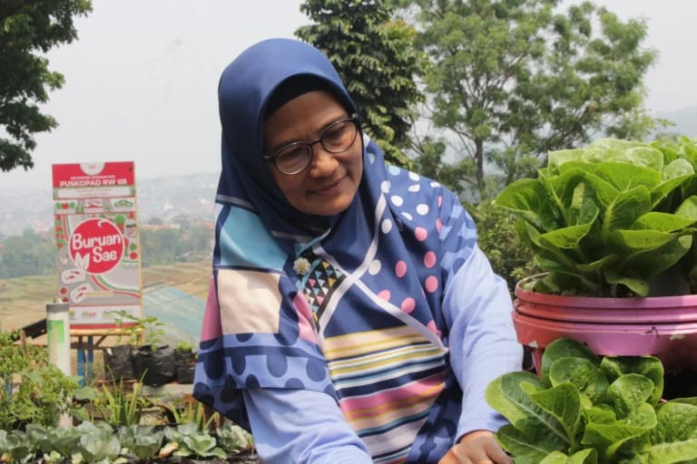 Masyarakat menyiang tanaman di halaman Posyandu Komplek Puskopad, Cisurupan, Kota Bandung. (Dok. Jabarekspres)