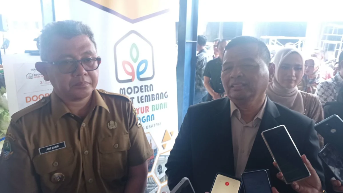 Pj Bupati Bandung Barat, Ade Zakir (kiri), dan pengelola pasar modern market di Beatrix Lembang. Senin (2/9). Dok Jabar Ekspres