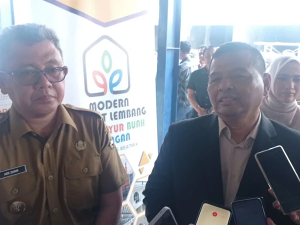 Pj Bupati Bandung Barat, Ade Zakir (kiri), dan pengelola pasar modern market di Beatrix Lembang. Senin (2/9). Dok Jabar Ekspres