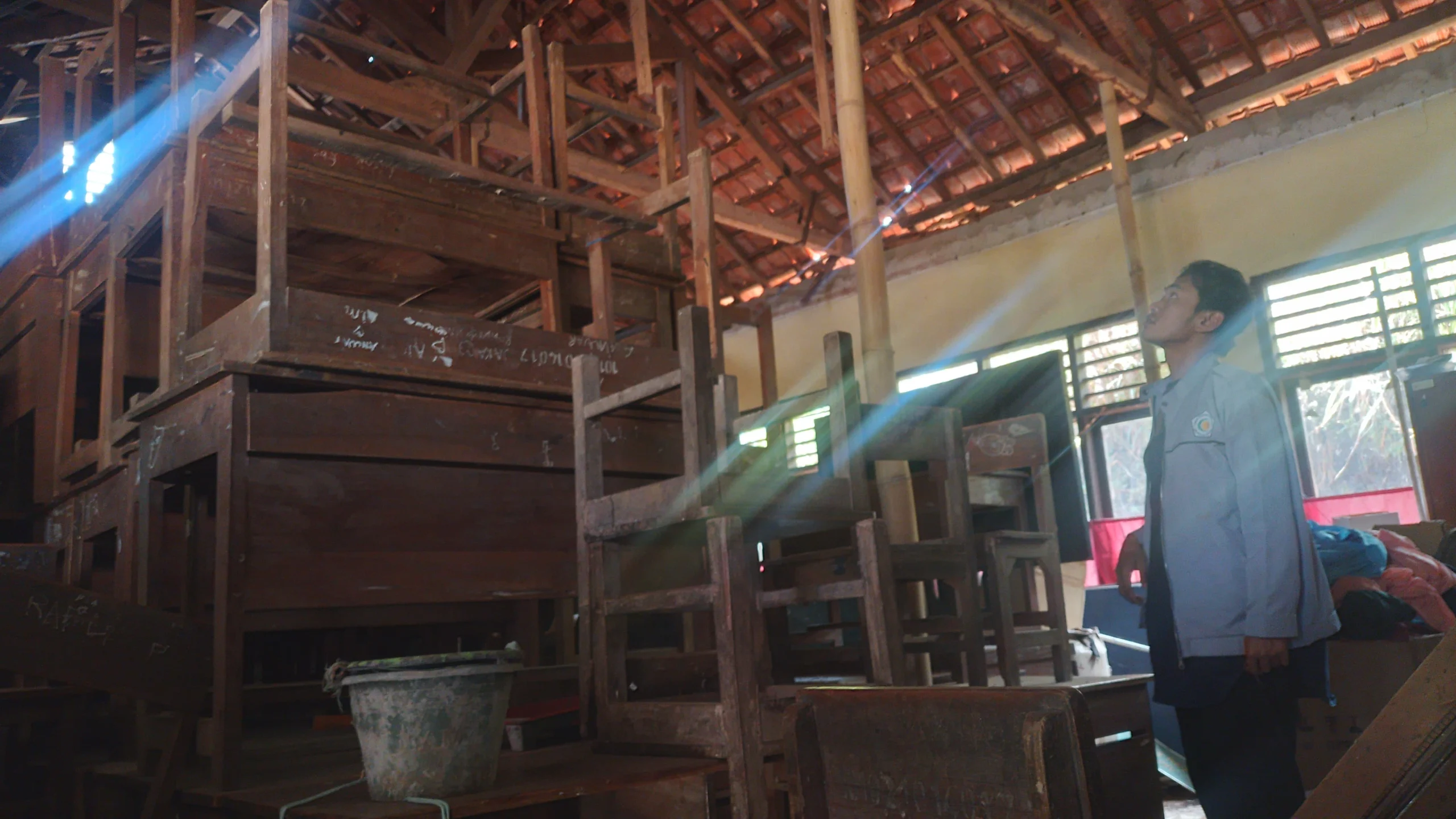 Ruang belajar di SDN Cilaku yang berlokasi di wilayah Desa Tegalmanggung, Kecamatan Cimanggung, Kabupaten Sumedang kondisinya memprihatinkan dan beralih fungsi jadi gudang. (Yanuar/Jabar Ekspres)