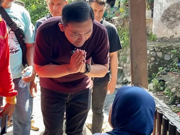 Calon Wali Kota Bogor, Dokter Rayendra saat menyapa warga di wilayah Tegal Gundil, Kota Bogor. (Foto: Istimewa)