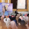 Ribuan warga tampak antusias mendengarkan ceramah agama oleh Ustaz Koh Dennis Lim sekaligus penggalangan dana untuk Palestina yang diinisiasi oleh MAI Jabar di Masjid Trans Studio Mal (TSM) Kota Bandung, Jumat 20 September 2024.