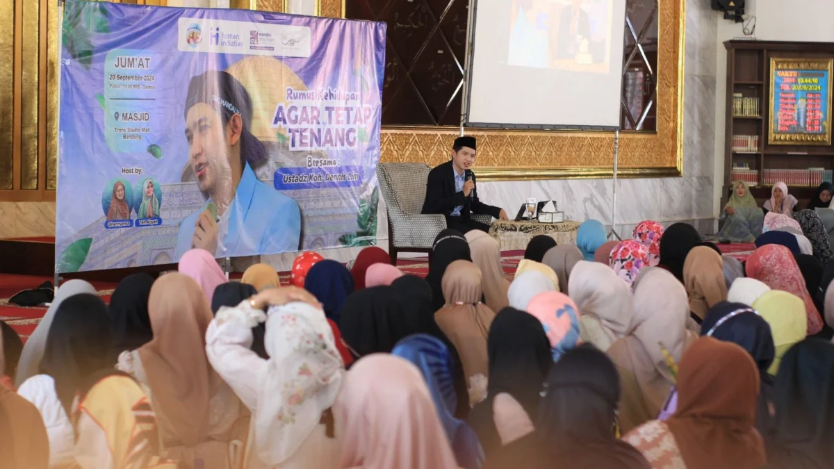 Ribuan warga tampak antusias mendengarkan ceramah agama oleh Ustaz Koh Dennis Lim sekaligus penggalangan dana untuk Palestina yang diinisiasi oleh MAI Jabar di Masjid Trans Studio Mal (TSM) Kota Bandung, Jumat 20 September 2024.