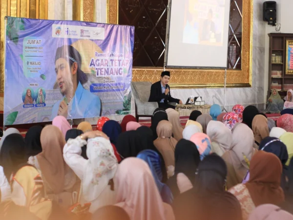 Ribuan warga tampak antusias mendengarkan ceramah agama oleh Ustaz Koh Dennis Lim sekaligus penggalangan dana untuk Palestina yang diinisiasi oleh MAI Jabar di Masjid Trans Studio Mal (TSM) Kota Bandung, Jumat 20 September 2024.