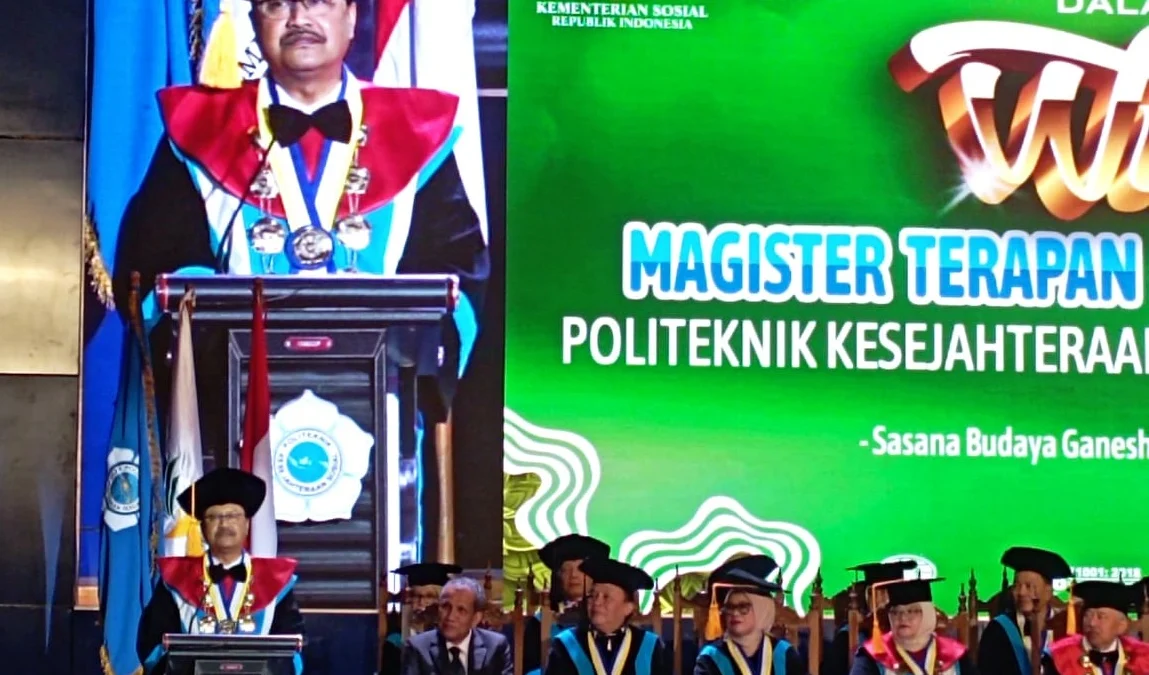 Mensos Syaifullah Yusuf saat menghadiri prosesi wisudawan Poltekesos Bandung di Auditorium Sasana Budaya Ganesha (Sabuga) ITB, Kota Bandung, Rabu 25 September 2024.