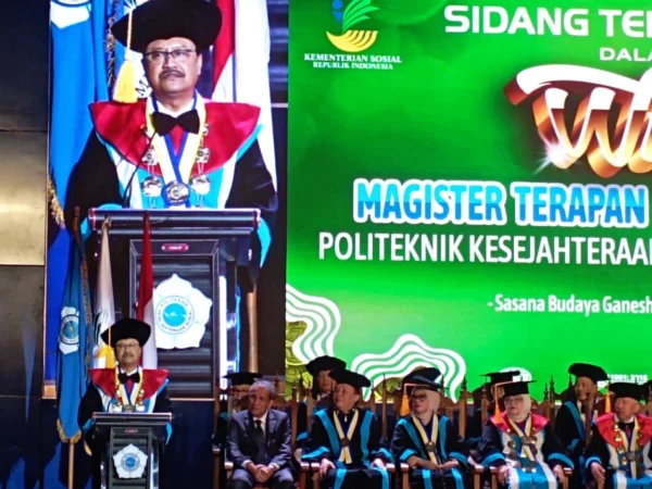 Mensos Syaifullah Yusuf saat menghadiri prosesi wisudawan Poltekesos Bandung di Auditorium Sasana Budaya Ganesha (Sabuga) ITB, Kota Bandung, Rabu 25 September 2024.