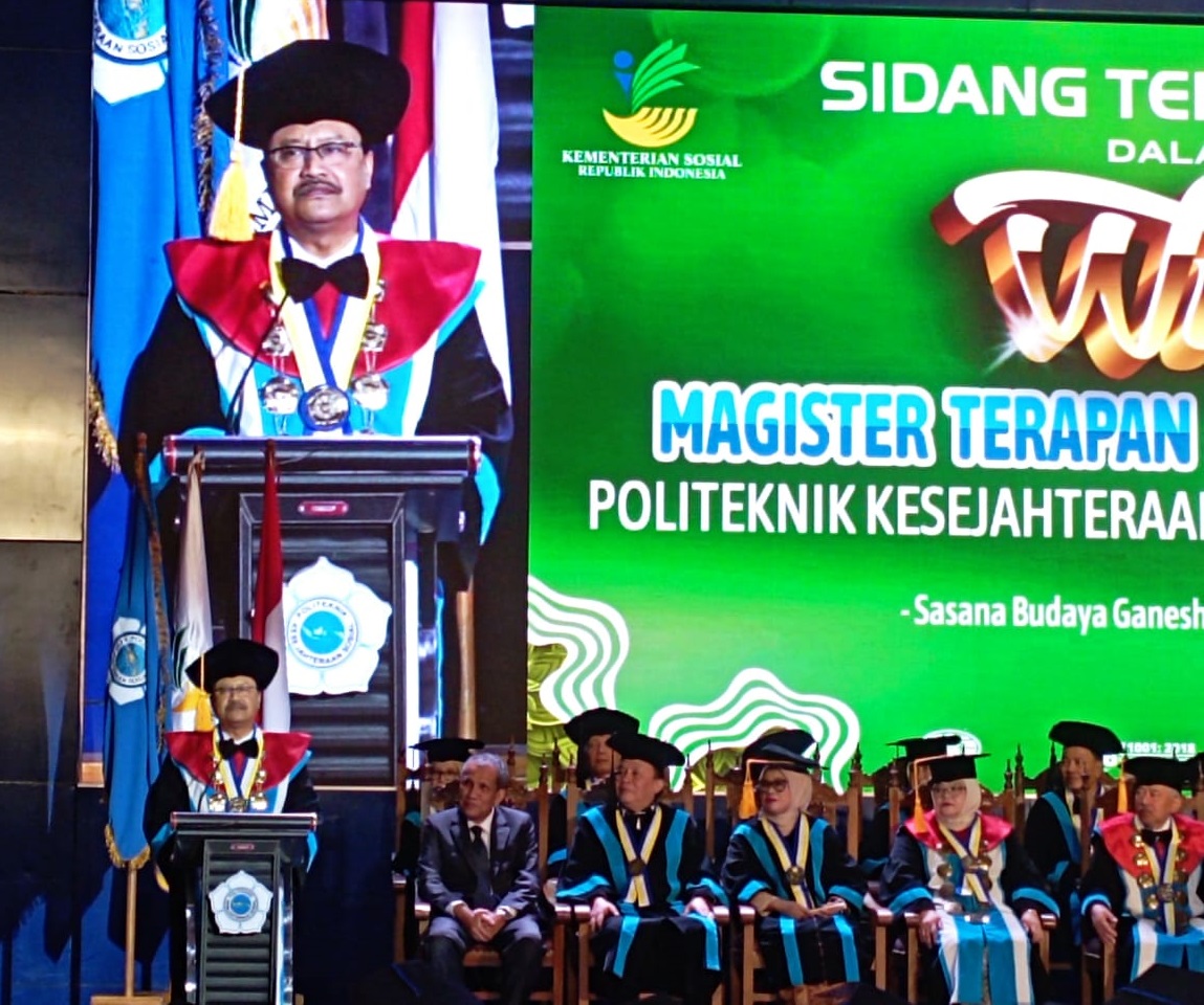 Mensos Syaifullah Yusuf saat menghadiri prosesi wisudawan Poltekesos Bandung di Auditorium Sasana Budaya Ganesha (Sabuga) ITB, Kota Bandung, Rabu 25 September 2024.