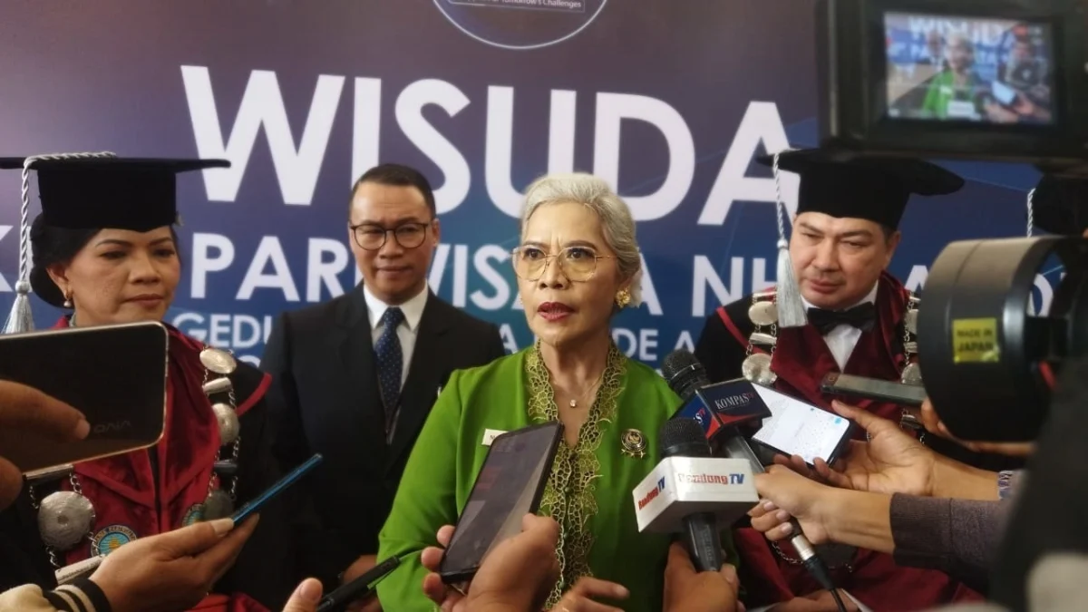 Sekretaris Kemenparekraf/Sekretaris Utama Baparekraf Ni Wayan Giri Adnyani saat menghadiri prosesi wisudawan mahasiswa di Graha I Gede Ardika, Kampus Politeknik Pariwisata (Poltekpar) NHI Bandung, Setiabudi, Kota Bandung, Kamis 26 September 2024.