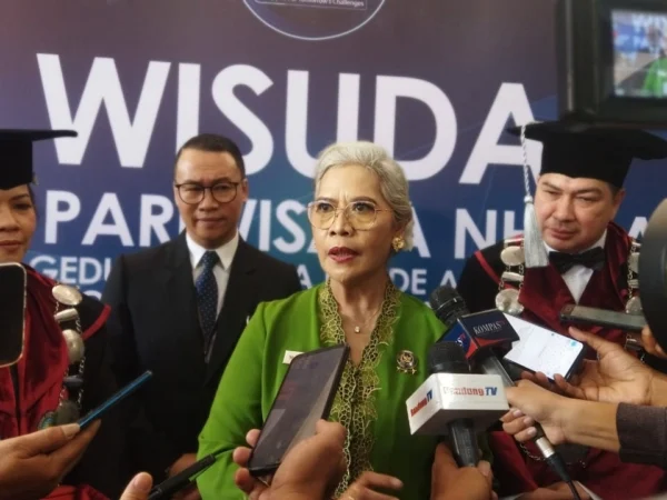 Sekretaris Kemenparekraf/Sekretaris Utama Baparekraf Ni Wayan Giri Adnyani saat menghadiri prosesi wisudawan mahasiswa di Graha I Gede Ardika, Kampus Politeknik Pariwisata (Poltekpar) NHI Bandung, Setiabudi, Kota Bandung, Kamis 26 September 2024.