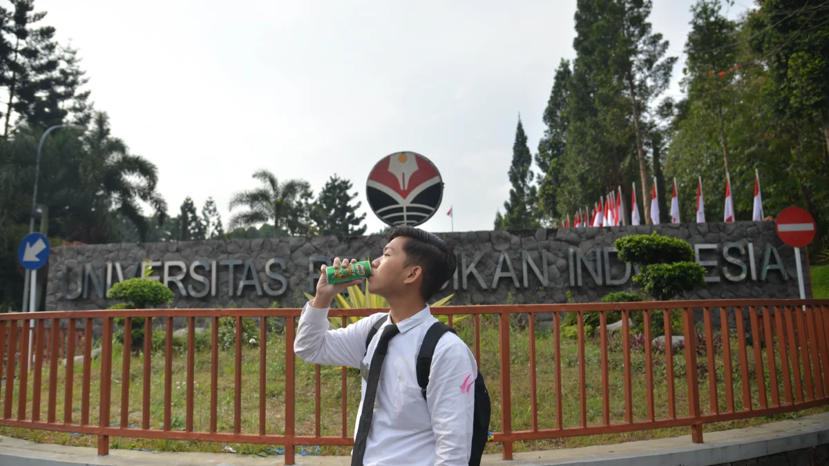 Mahasiswa Universitas Pendidikan Indonesia (UPI) tampak menikmati kesegeran Nestlé MILO dari hasil produk terbarunya.