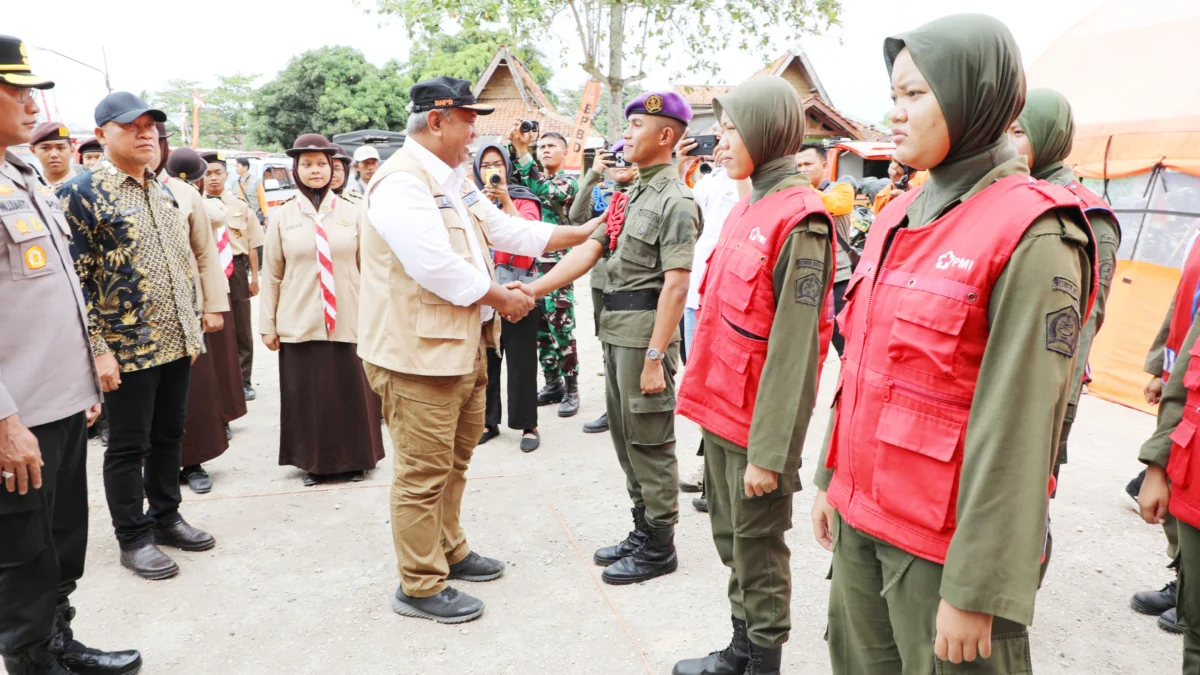 LAKSANAKAN APEL: Deputi Bidang Logistik dan Peralatan BNPB, Lilik Kurniawan saat Apel Kesiapsiagaan Darurat Kekeringan dan Simulasi Potensi bencana Megathrust di Kabupaten Pangandaran yang digelar di halaman TES Pasar Wisata, Kabupaten Pangandaran, Kamis (5/9).