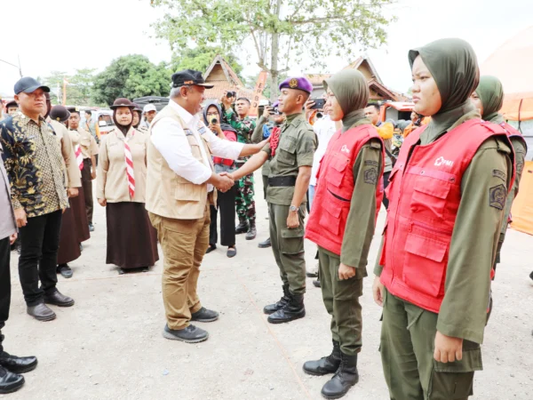 LAKSANAKAN APEL: Deputi Bidang Logistik dan Peralatan BNPB, Lilik Kurniawan saat Apel Kesiapsiagaan Darurat Kekeringan dan Simulasi Potensi bencana Megathrust di Kabupaten Pangandaran yang digelar di halaman TES Pasar Wisata, Kabupaten Pangandaran, Kamis (5/9).