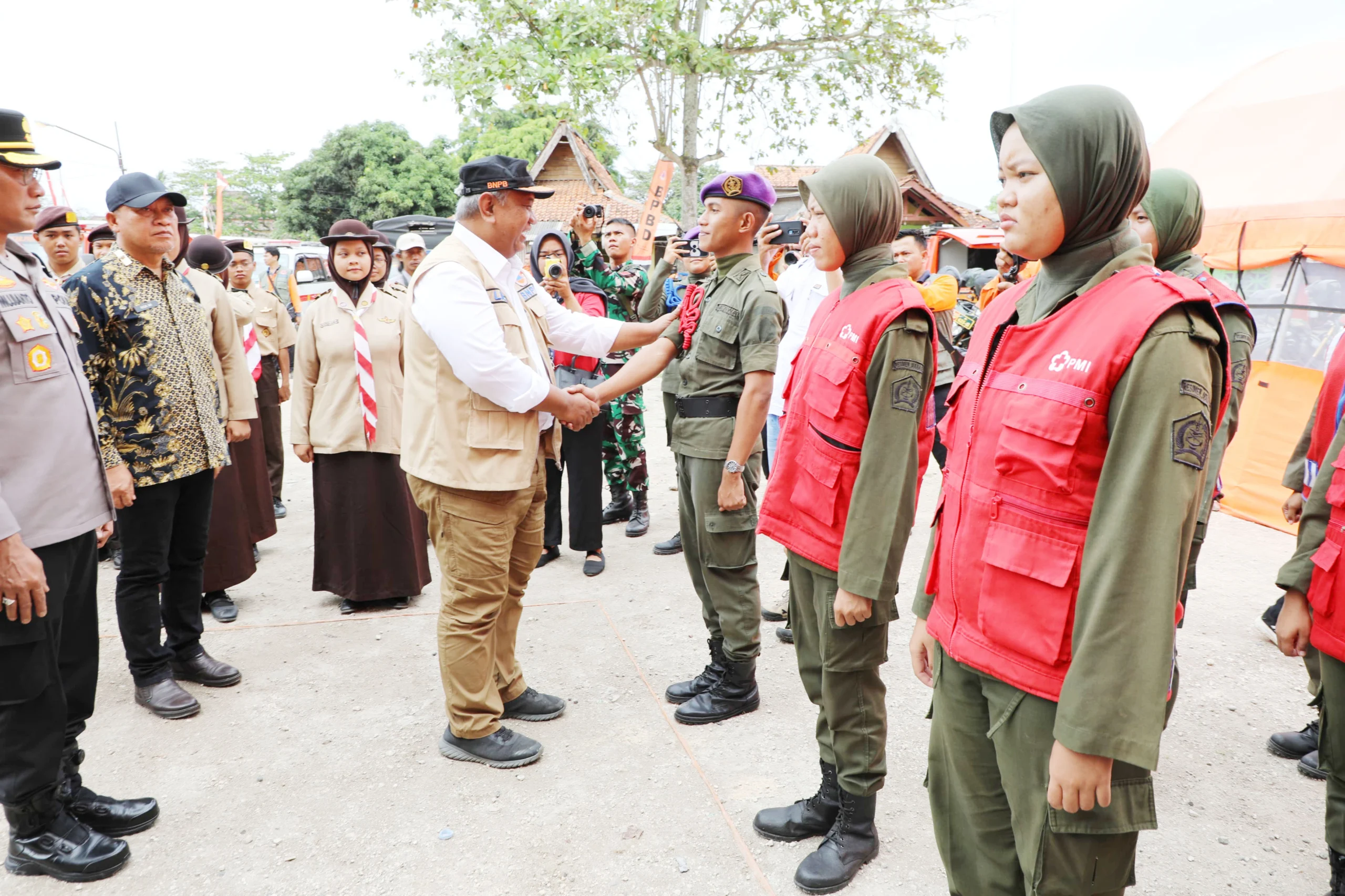 LAKSANAKAN APEL: Deputi Bidang Logistik dan Peralatan BNPB, Lilik Kurniawan saat Apel Kesiapsiagaan Darurat Kekeringan dan Simulasi Potensi bencana Megathrust di Kabupaten Pangandaran yang digelar di halaman TES Pasar Wisata, Kabupaten Pangandaran, Kamis (5/9).