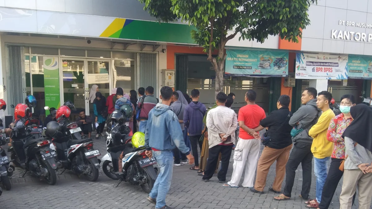 Gelombang Pemutusan Hubungan Kerja ( PHK ) saat ini sedang terjadi pada manufaktur sehingga berimbas peningkatan klaim BPJS Ketenagakerjaan.