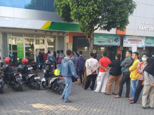 Gelombang Pemutusan Hubungan Kerja ( PHK ) saat ini sedang terjadi pada manufaktur sehingga berimbas peningkatan klaim BPJS Ketenagakerjaan.