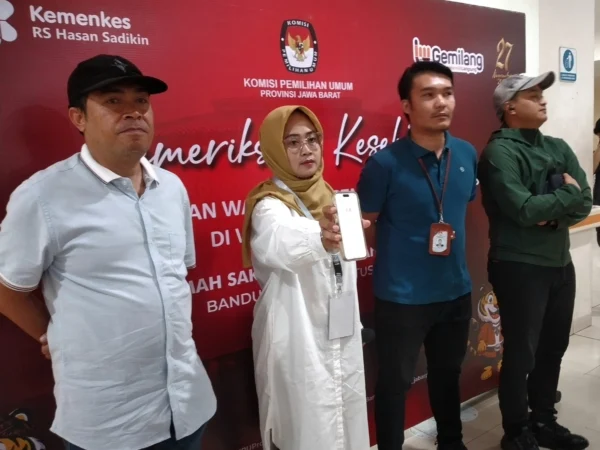 Ketua KPU Kota Bandung Wenti Frihadianti saat menunjukkan surat pengajuan pengunduran jadwal pemeriksaan kesehatan Bapaslon Haru - Dhani.