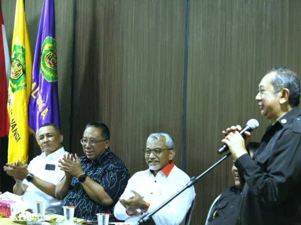 Bacalon Gubernur Jabar Ahmad Syaikhu (dua daei kanan) dan Bacalon Wali Kota Bandung Haru Suandharu (dua dari kiri) saat silaturahmi ke Sekretariar AMS, Selasa (3/9)