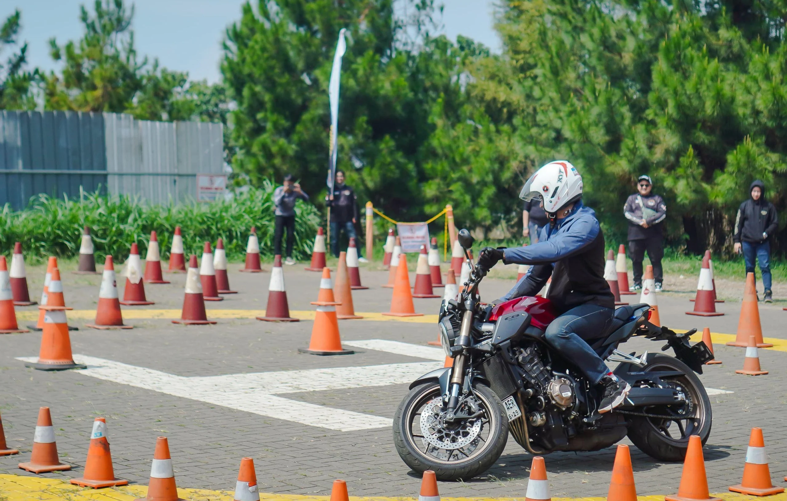 Tips Aman Berkendara di Jalan Sempit, Tetap Waspada dan #Cari_Aman