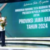 Sekda Jabar Herman Suryatman menerima piagam penghargaan Wahana Tata Nugraha Tahun 2024 di Ballroom JIExpo Kemayoran, Convention Center & Theatre Area, Jakarta, Sabtu (7/9/2024). (Foto: yogi prayoga Dokpim Jabar)  