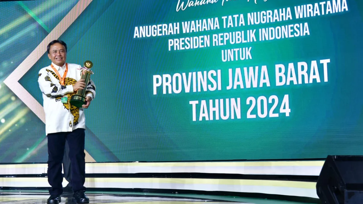 Sekda Jabar Herman Suryatman menerima piagam penghargaan Wahana Tata Nugraha Tahun 2024 di Ballroom JIExpo Kemayoran, Convention Center & Theatre Area, Jakarta, Sabtu (7/9/2024). (Foto: yogi prayoga Dokpim Jabar)  