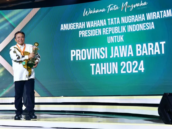 Sekda Jabar Herman Suryatman menerima piagam penghargaan Wahana Tata Nugraha Tahun 2024 di Ballroom JIExpo Kemayoran, Convention Center & Theatre Area, Jakarta, Sabtu (7/9/2024). (Foto: yogi prayoga Dokpim Jabar)  