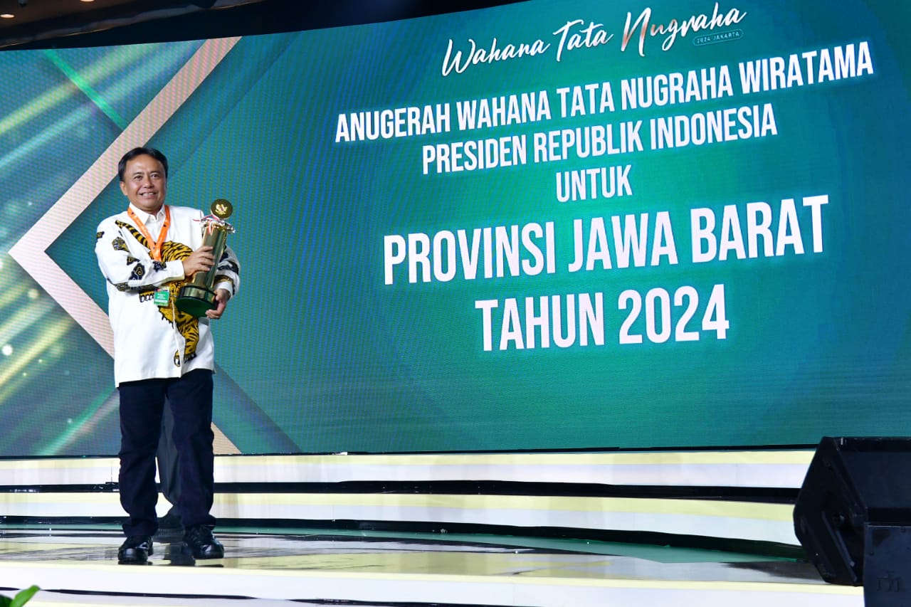 Sekda Jabar Herman Suryatman menerima piagam penghargaan Wahana Tata Nugraha Tahun 2024 di Ballroom JIExpo Kemayoran, Convention Center & Theatre Area, Jakarta, Sabtu (7/9/2024). (Foto: yogi prayoga Dokpim Jabar)  