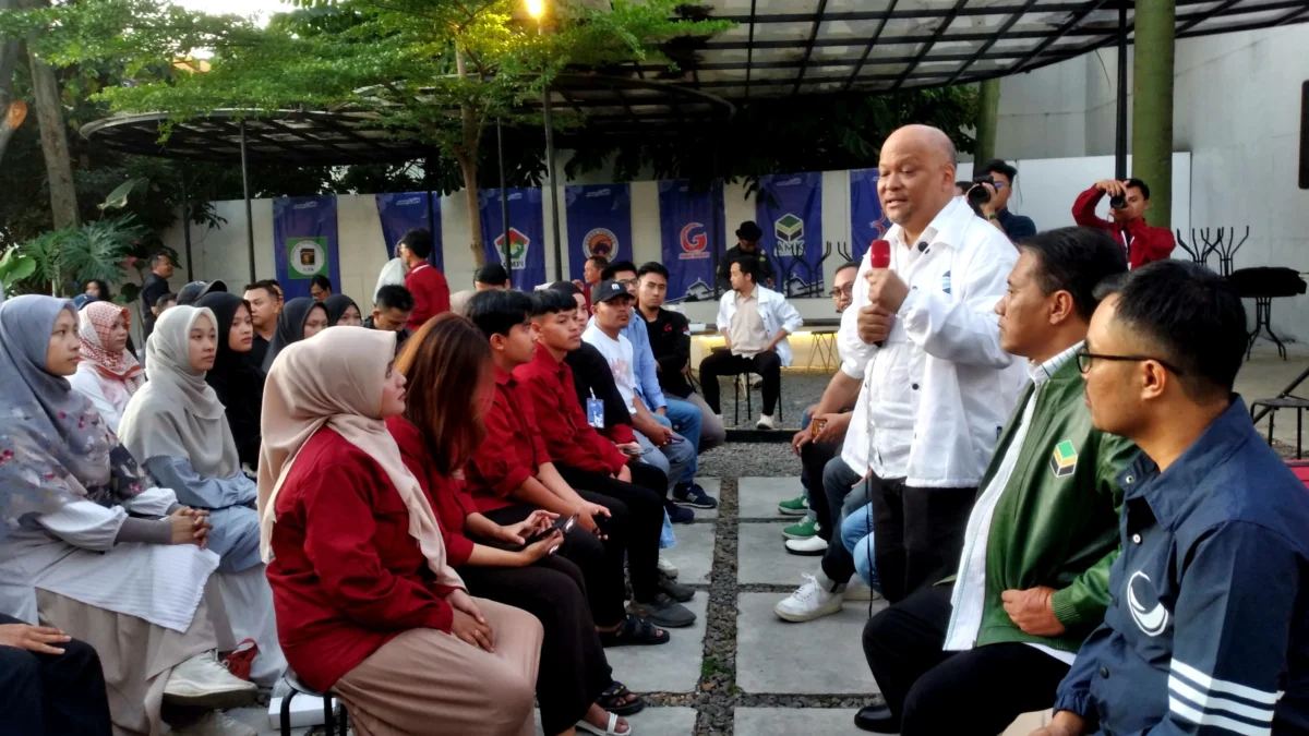 Ahmad Syaikhu dan Ilham Habibie saat menyapa muda - mudi di Kota Bandung, Sabtu (7/9).