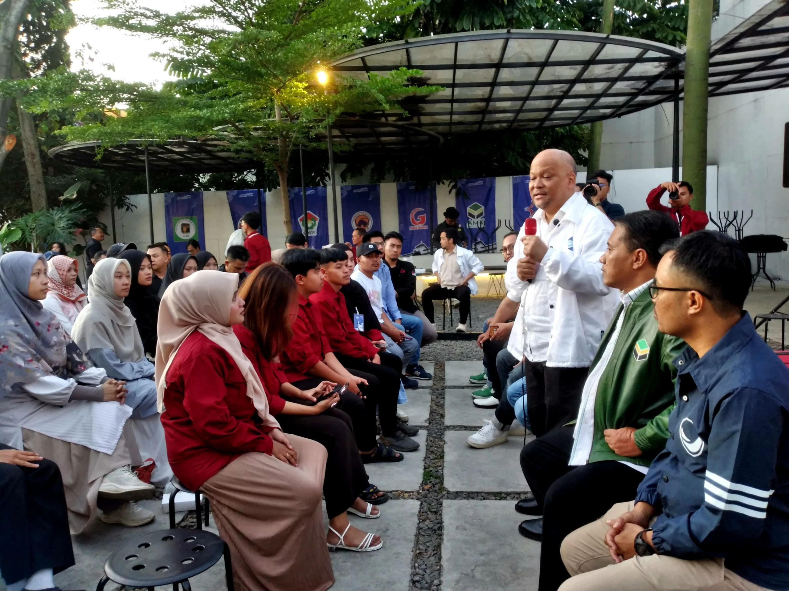 Ahmad Syaikhu dan Ilham Habibie saat menyapa muda - mudi di Kota Bandung, Sabtu (7/9).