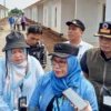 Sekda Kota Bogor, Syarifah Sofiah bersama jajaran saat meninjau proyek pembangunan 38 hunian tetap di wilayah Pamoyanan, Bogor Selatan, Selasa (10/9). (Yudha Prananda / Jabar Ekspres)