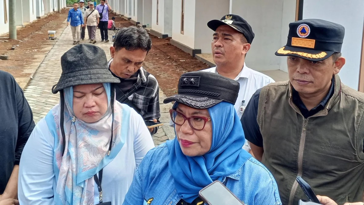 Sekda Kota Bogor, Syarifah Sofiah bersama jajaran saat meninjau proyek pembangunan 38 hunian tetap di wilayah Pamoyanan, Bogor Selatan, Selasa (10/9). (Yudha Prananda / Jabar Ekspres)