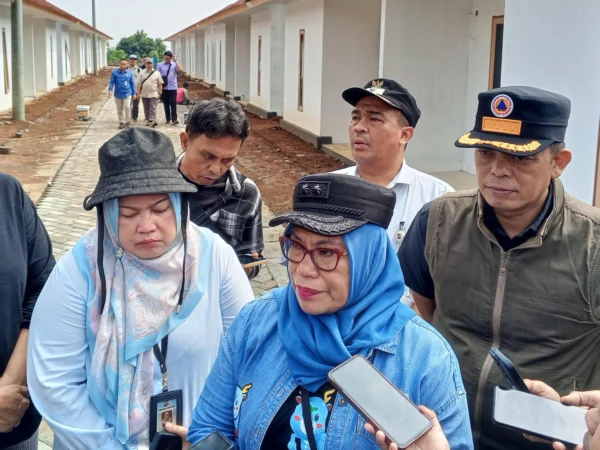 Sekda Kota Bogor, Syarifah Sofiah bersama jajaran saat meninjau proyek pembangunan 38 hunian tetap di wilayah Pamoyanan, Bogor Selatan, Selasa (10/9). (Yudha Prananda / Jabar Ekspres)