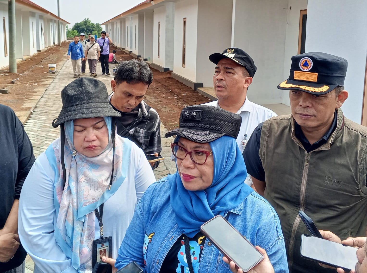 Sekda Kota Bogor, Syarifah Sofiah bersama jajaran saat meninjau proyek pembangunan 38 hunian tetap di wilayah Pamoyanan, Bogor Selatan, Selasa (10/9). (Yudha Prananda / Jabar Ekspres)