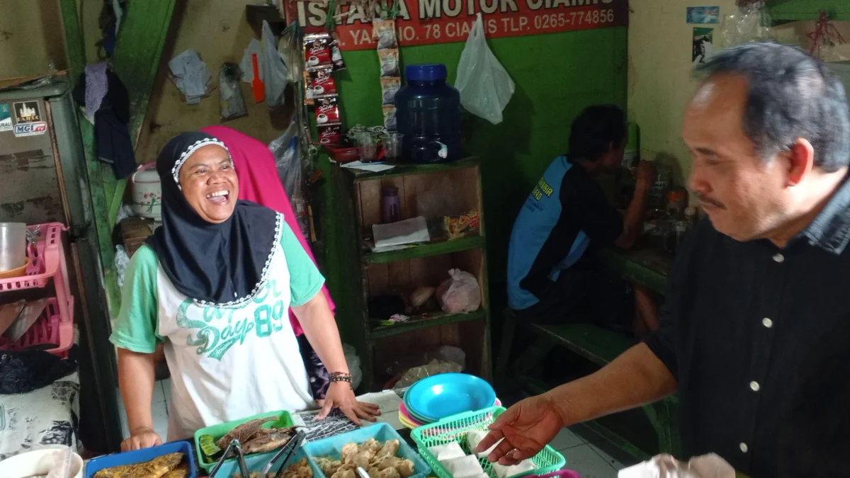 Bakal Calon Gubernur Jabar Jeje Wiradinata saat menemui salah satu pedagang di Pasar Manis Kabupaten Ciamis, Kamis 12 September 2024. (Cecep Herdi/Jabar Ekspres)