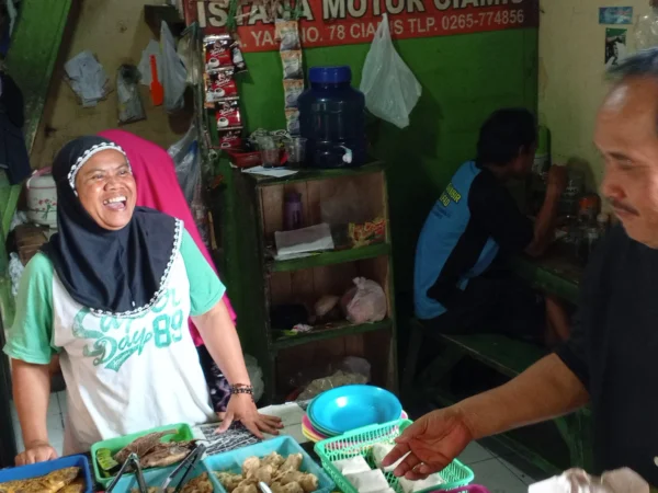 Bakal Calon Gubernur Jabar Jeje Wiradinata saat menemui salah satu pedagang di Pasar Manis Kabupaten Ciamis, Kamis 12 September 2024. (Cecep Herdi/Jabar Ekspres)