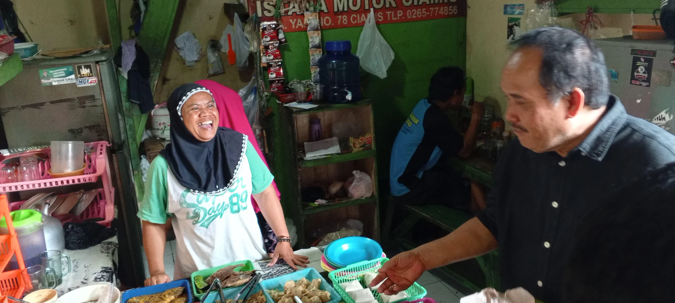 Bakal Calon Gubernur Jabar Jeje Wiradinata saat menemui salah satu pedagang di Pasar Manis Kabupaten Ciamis, Kamis 12 September 2024. (Cecep Herdi/Jabar Ekspres)