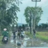 Tangkapan layar kamera mobil milik Anggota DPRD Kabupaten Sumedang, Sonia Sugian yang kendaraannya terhenti di Jalan Desa Raharja yang rusak dan warga sedang berkumpul menambal sementara. (Anggota DPRD Kabupaten Sumedang, Sonia Sugian for Jabar Ekspres)