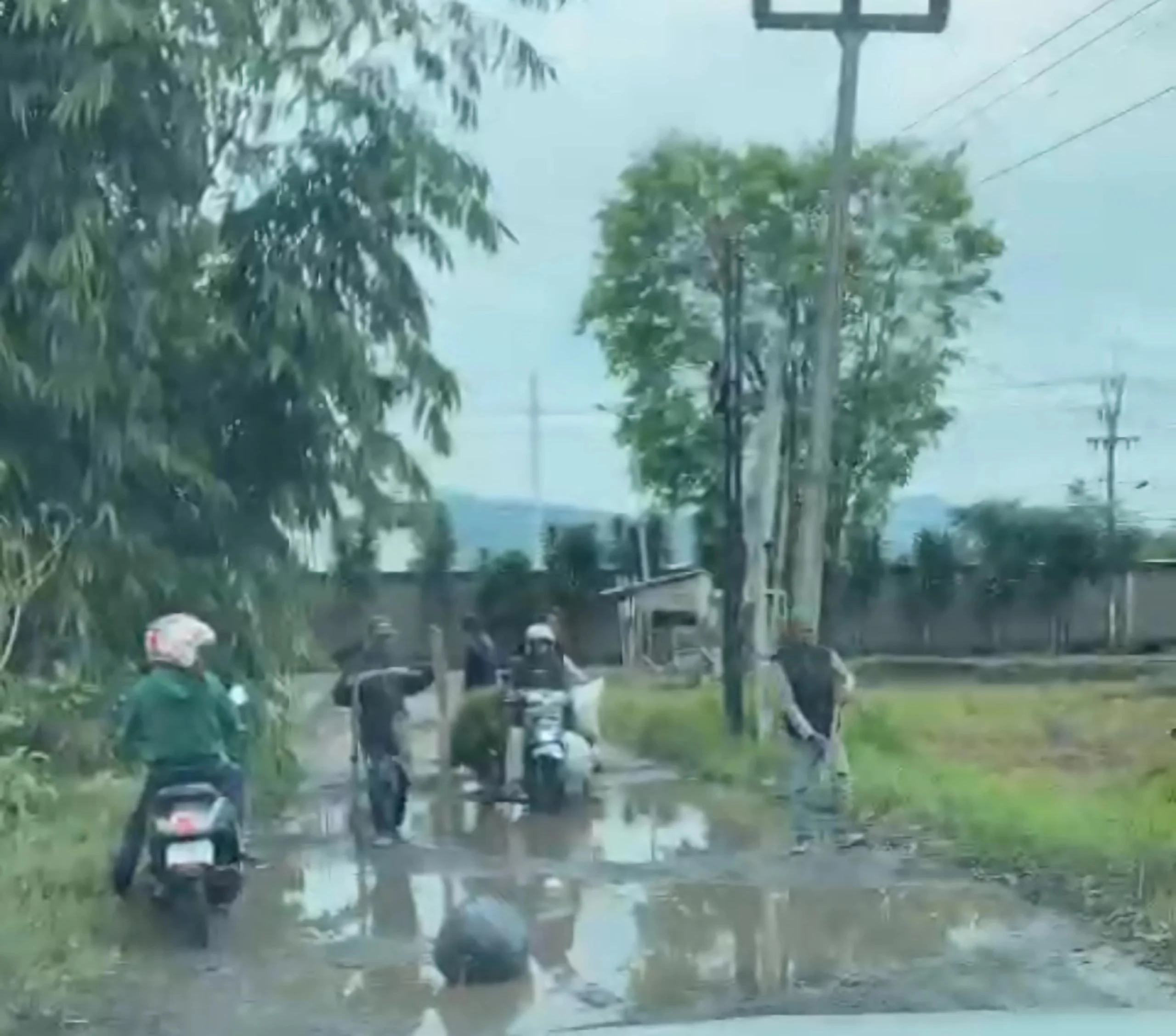 Tangkapan layar kamera mobil milik Anggota DPRD Kabupaten Sumedang, Sonia Sugian yang kendaraannya terhenti di Jalan Desa Raharja yang rusak dan warga sedang berkumpul menambal sementara. (Anggota DPRD Kabupaten Sumedang, Sonia Sugian for Jabar Ekspres)