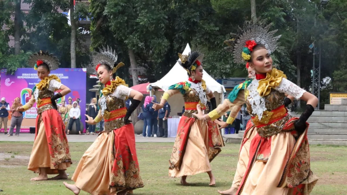 Doc. Peserta Pekan Kebudayaan Daerah Kota Cimahi di Alun-Alun Cimahi (mong)