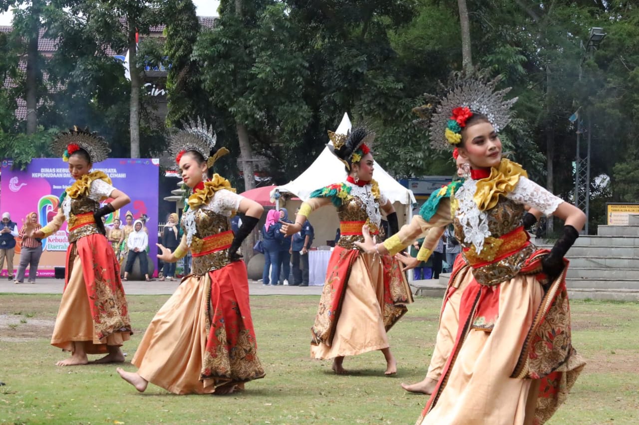 Doc. Peserta Pekan Kebudayaan Daerah Kota Cimahi di Alun-Alun Cimahi (mong)