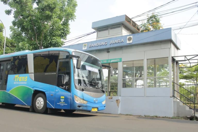 Ilustrasi transportasi publik, TMB yang beroperasi di kawasan Jalan Terusan Jakarta, Kota Bandung. (Dok. Jabar Ekspres)