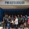 Kanit Regident Satlantas Polresta Bogor Kota, AKP Asep Saepudin secara simbolis memberikan bantuan kepada DKM Masjid An-Naba PWI, Jumat (13/9). (Yudha Prananda / Jabar Ekspres)