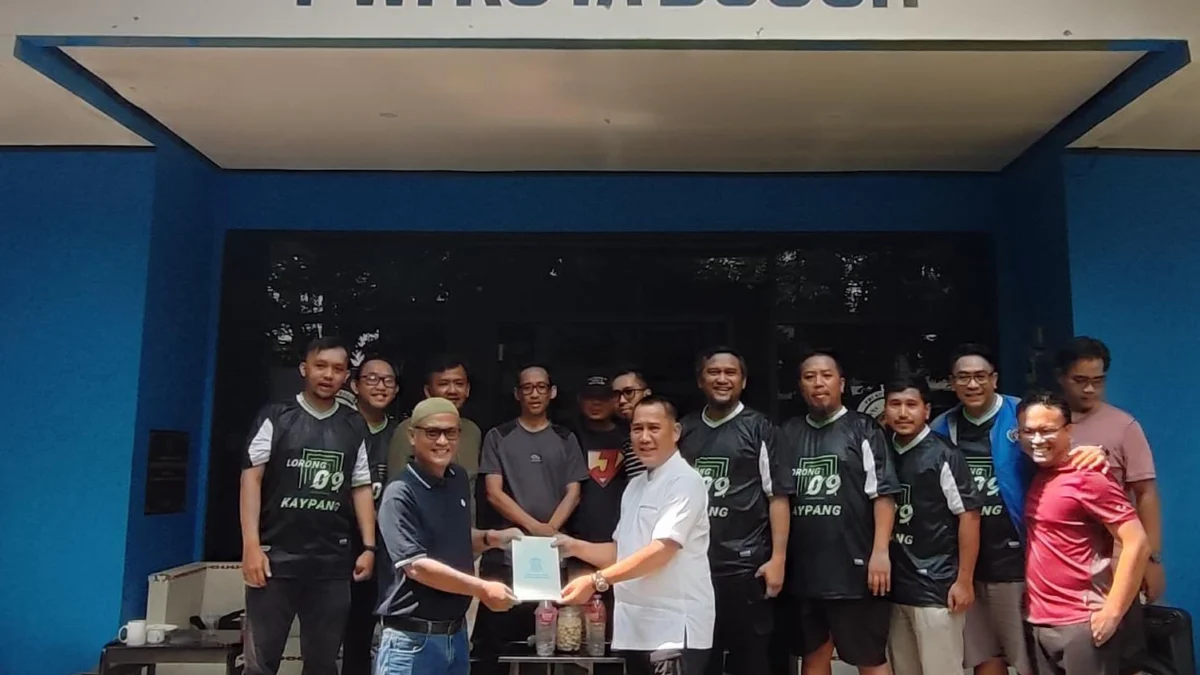 Kanit Regident Satlantas Polresta Bogor Kota, AKP Asep Saepudin secara simbolis memberikan bantuan kepada DKM Masjid An-Naba PWI, Jumat (13/9). (Yudha Prananda / Jabar Ekspres)