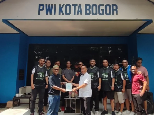 Kanit Regident Satlantas Polresta Bogor Kota, AKP Asep Saepudin secara simbolis memberikan bantuan kepada DKM Masjid An-Naba PWI, Jumat (13/9). (Yudha Prananda / Jabar Ekspres)