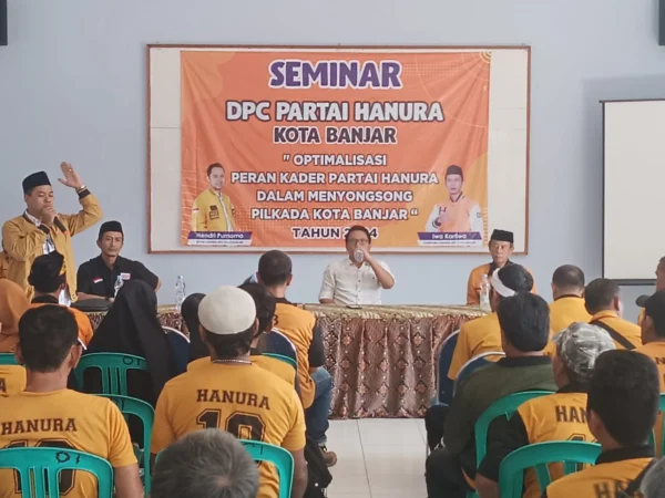 Ketua DPC Partai Hanura Kota Banjar, Hendri Purnomo, saat menyampaikan pendidikan politik kepada kader Hanura Kota Banjar, Jumat 13 September 2024. (Cecep Herdi/Jabar Ekspres)