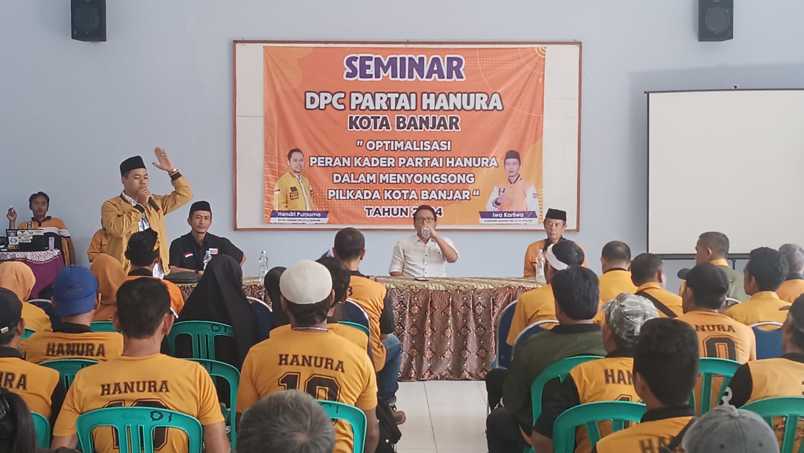 Ketua DPC Partai Hanura Kota Banjar, Hendri Purnomo, saat menyampaikan pendidikan politik kepada kader Hanura Kota Banjar, Jumat 13 September 2024. (Cecep Herdi/Jabar Ekspres)