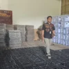 Ketua KPU Kota Banjar Muhamad Mukhlis, saat mengecek logistik Pilkada 2024 yang tiba di Gudang Logistik KPU Kota Banjar, Jalan Siliwangi, Desa Mekarharja, Kecamatan Purwaharja, Kota Banjar, Jumat 13 September 2024. (Cecep Herdi/Jabar Ekspres)